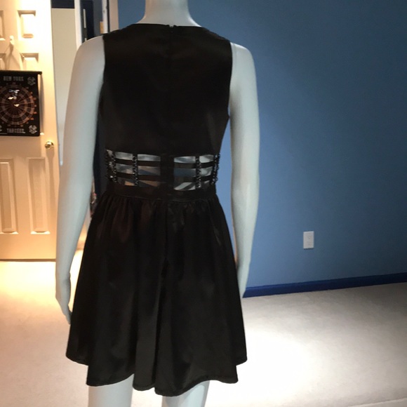 Fun flirty dress 👗 - Picture 2 of 5